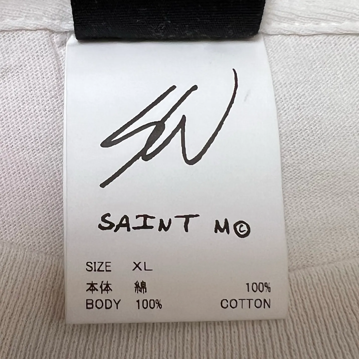 Details of printing and accessories SAINT Mxxxxxx × Sean Wotherspoon SW_SS TEE/KIKI/WHT Alien Crisis/Alien President Mountain TEE Off-white S-XL Super handsome co-branded alien print design Ultra-high difficulty printing restoration High printing difficulty The word 'Crisis' is printed on the body and sleeve bones Correct version Customized SW co-branded accessories/cylindrical fabric without side seams Enzyme heavy washing and water distressing Handmade garments with graffiti and ink splashing